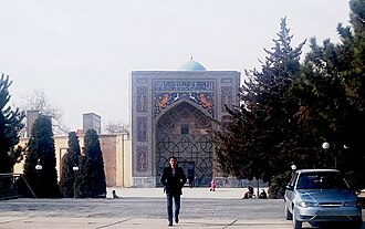 Nodir Devonbegi madrasasi, old tomondan koʻrinishi, panorama