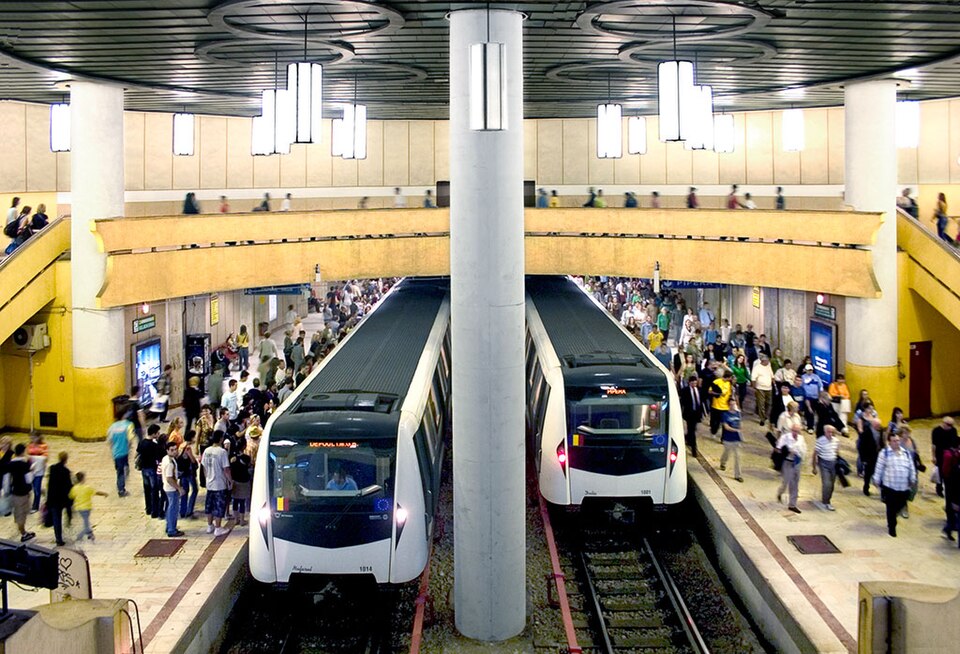 Fayl:Trains at Piata Victoriei.jpg