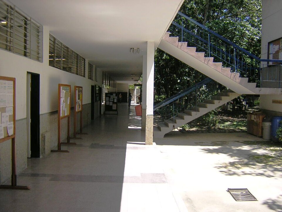 Fayl:UdeA-CorredorBloque44.JPG
