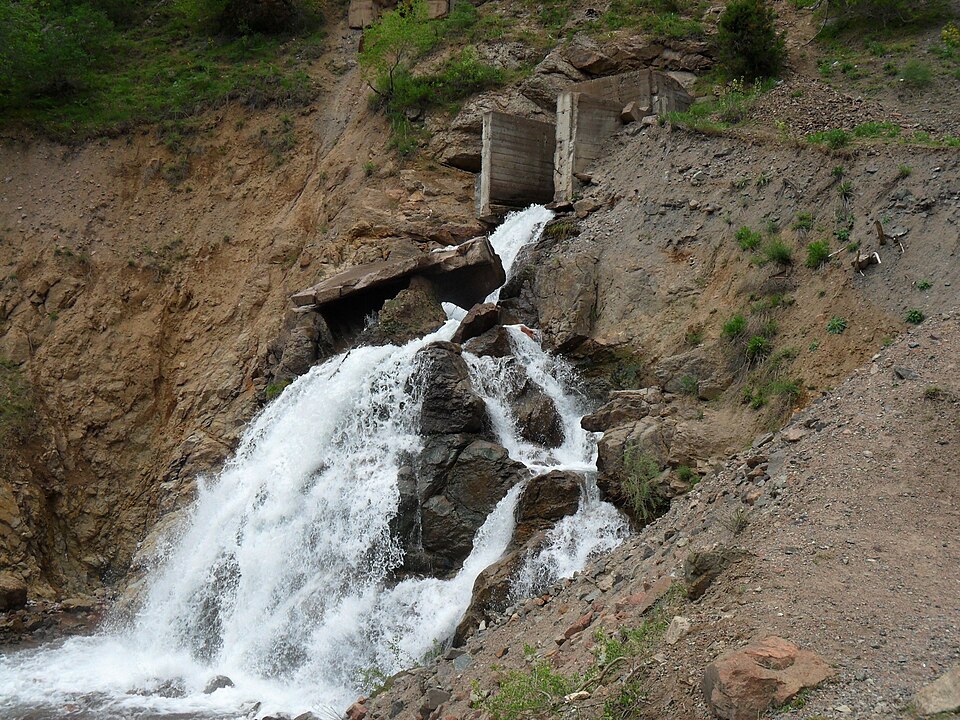 Fayl:Alatanga waterfall.JPG