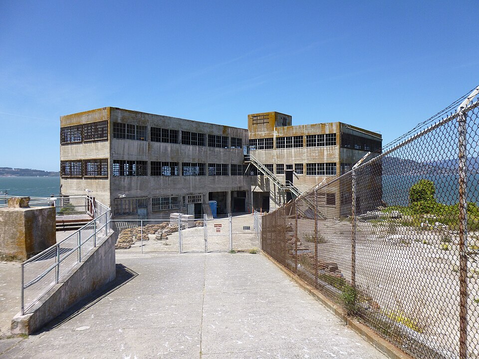 Fayl:Alcatraz outside (2012).jpg
