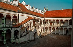 Qal’aning manneristik arkadali hovlisi