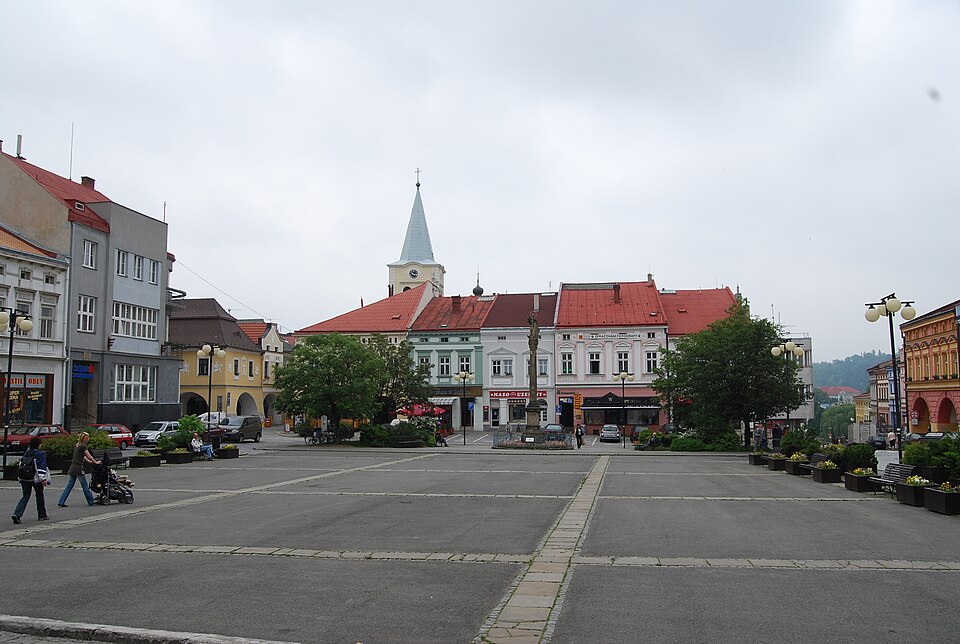 Fayl:Náměstí ve Valašském Meziříčí 2.jpg