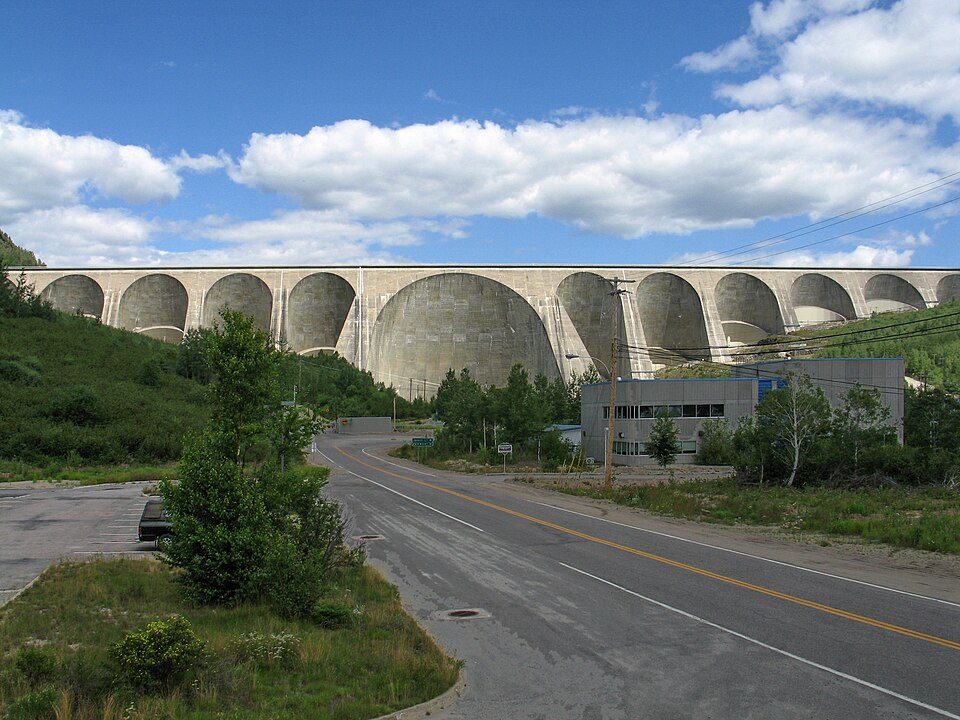Fayl:Barrage Daniel-Johnson2 edited.jpg