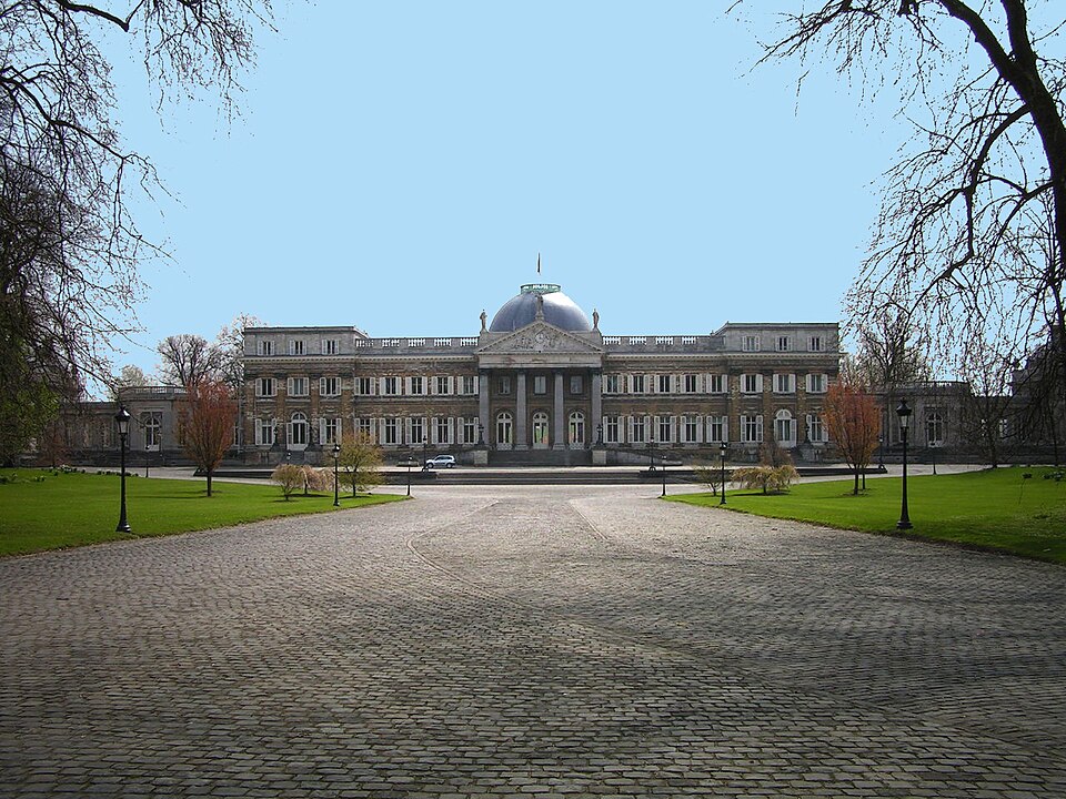 Fayl:Castle of Laeken.JPG