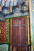 Diniy majmuadagi eshiklardan biri, eshik tepasida muqarnas uslubi