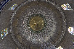 Maqbara ichidagi oyna bezaklari