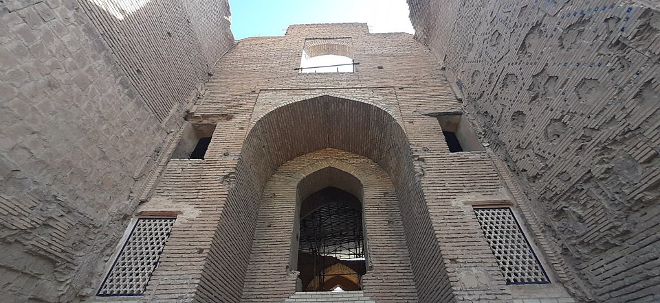 Fayl:Ishrathona mausoleum.jpg