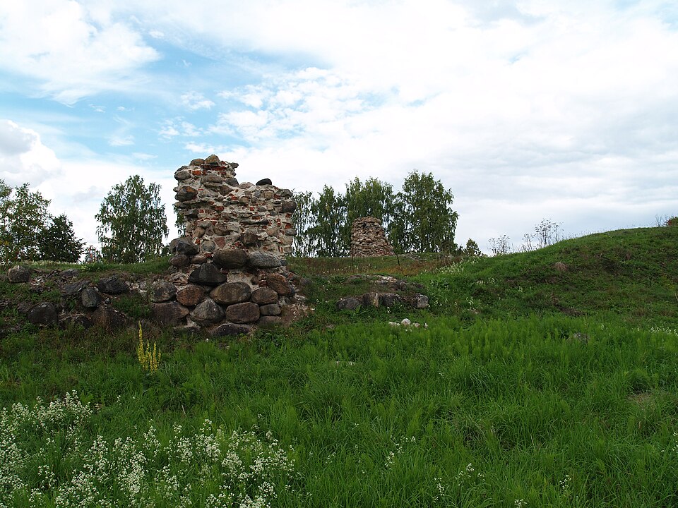 Fayl:Kirumpää piiskopilinnus külgvaade.JPG