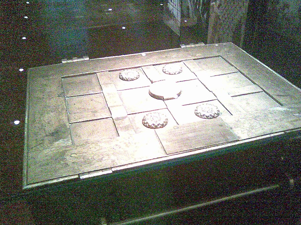 Fayl:Bank of Finland strong box.jpg