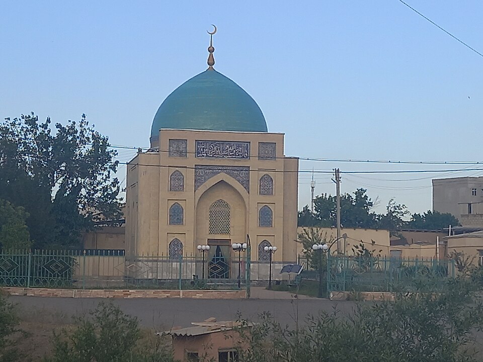 Fayl:KhujaKhisravTomb 02.jpg