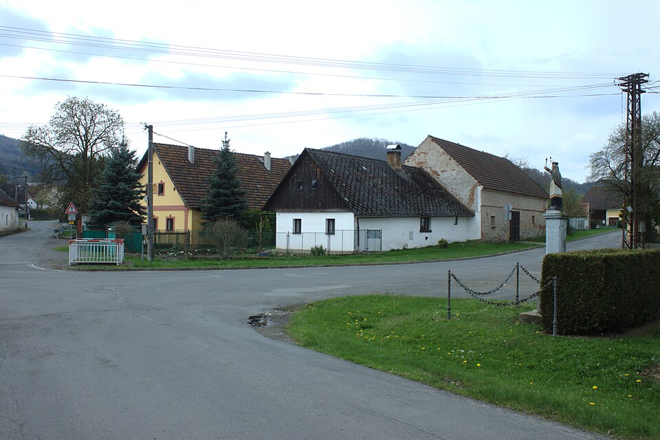 Fayl:Němčice, náves.jpg