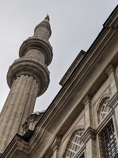 Fayl:Nuruosmaniye Mosque, minaret.jpg
