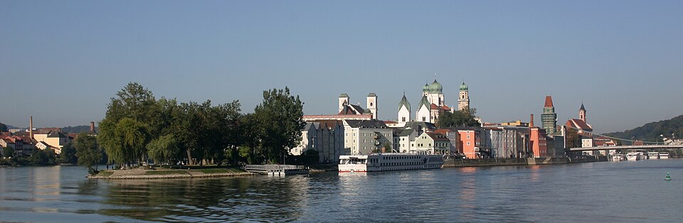 Fayl:Passau-58-Panorama donau-aufwaerts-2006-gje.jpg