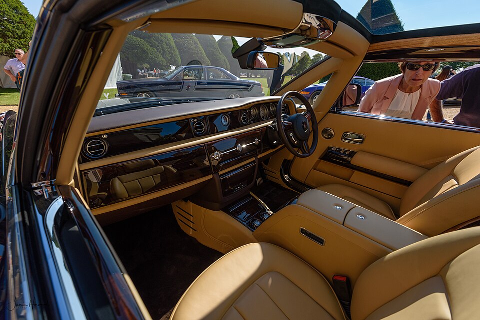 Fayl:Rolls-Royce Sweptail interior.jpg