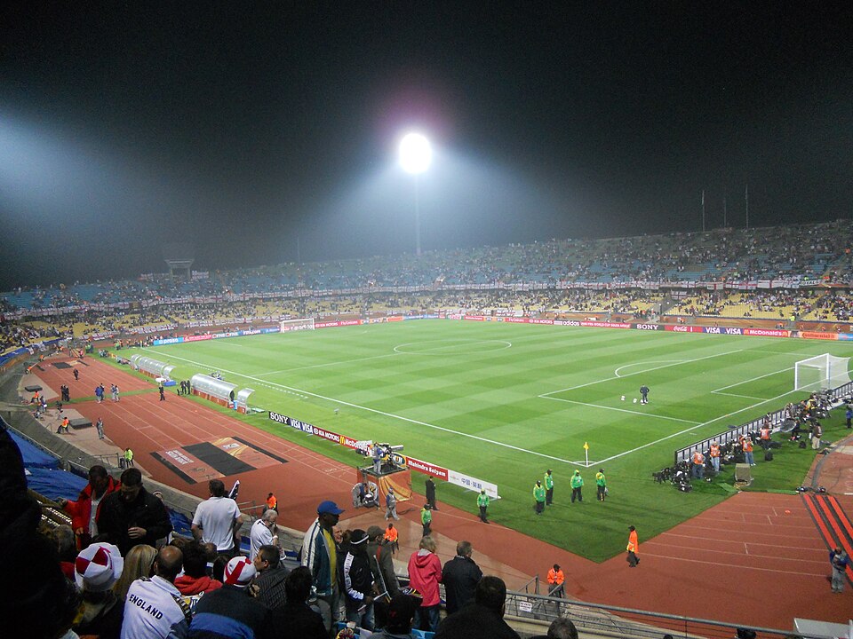 Fayl:Royal Bafokeng Stadium, Phokeng.jpg
