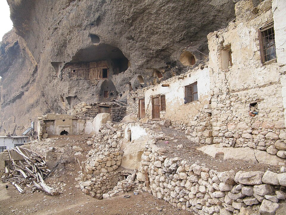 Fayl:Taşkale 09 2010 verfallenes Gehöft.jpg