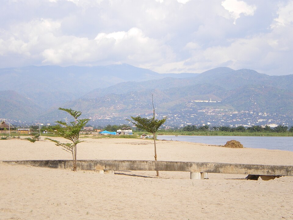 Fayl:Tanganyika Lake 1.JPG