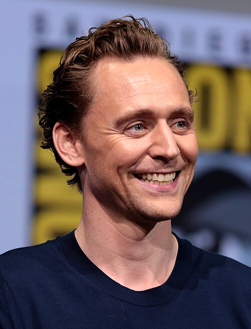 Fayl:Tom Hiddleston (36109110291) (cropped).jpg