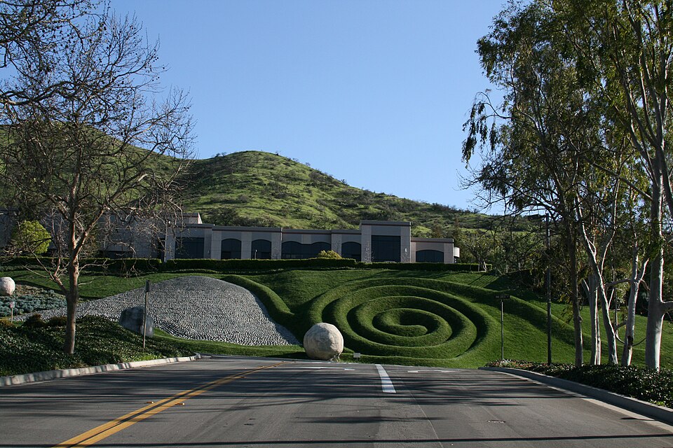 Fayl:Westlake Village CA Office Landscaping.JPG