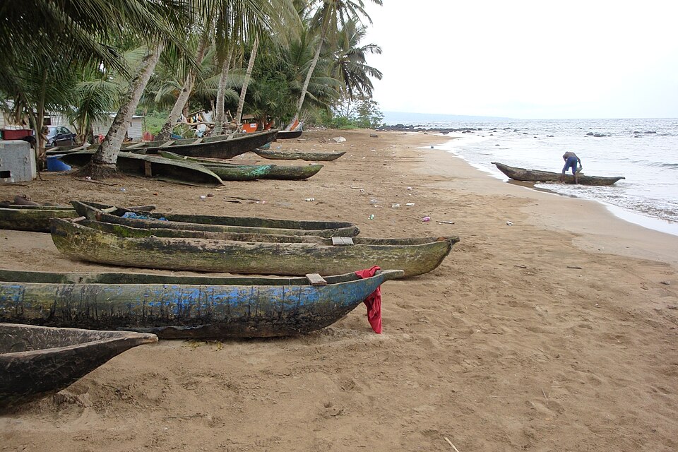 Fayl:Arena Blanca beach, pirogues 2.jpg