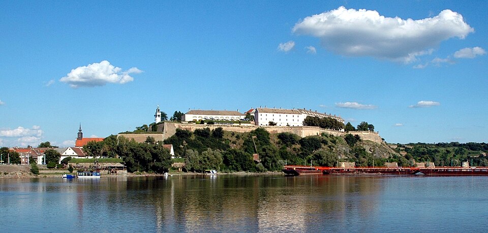 Fayl:Citadel Petrovaradin.jpg