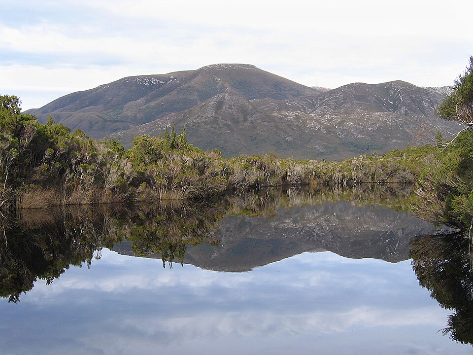 Fayl:DenyKingsReflections SW Tas.jpg