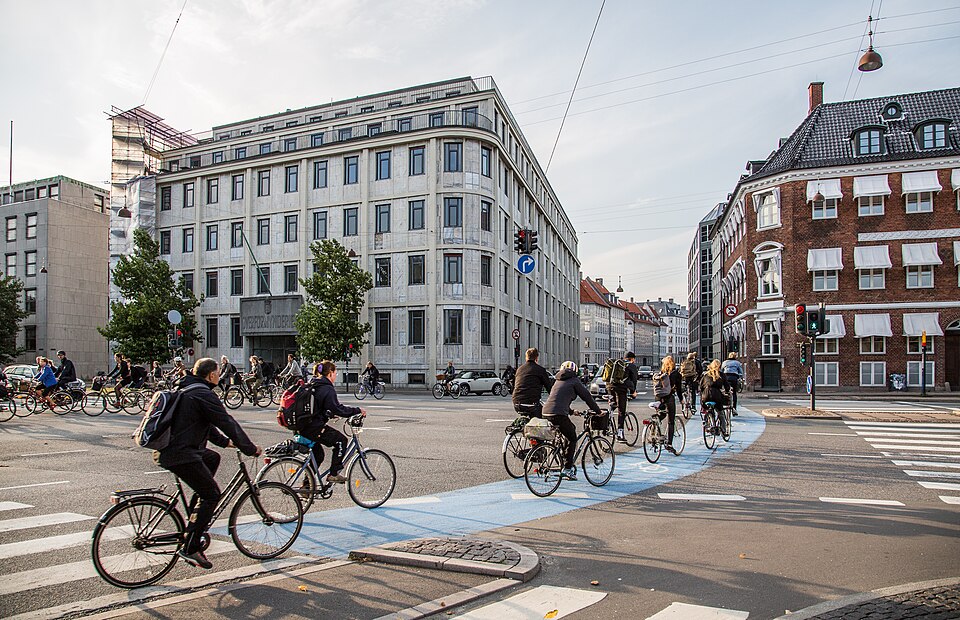 Fayl:Holmens Kanal Cyclists (15325678721).jpg