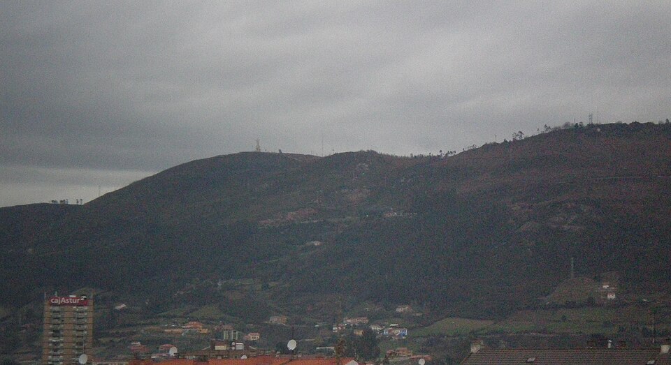 Fayl:Monte Naranco 2.jpg
