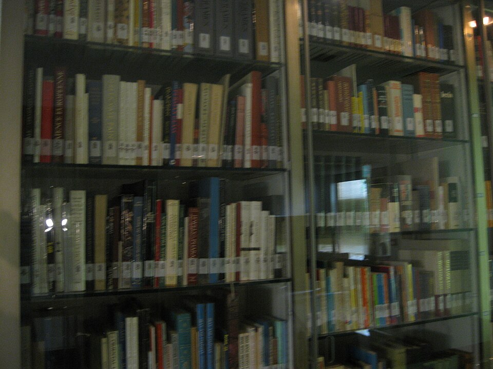 Fayl:Niavaran palace library (15).jpg