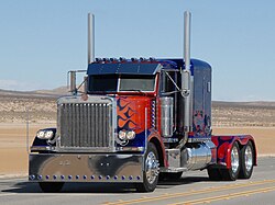 Peterbilt 379 Optimus Primeni tasvirlash uchun ishlatilgan.