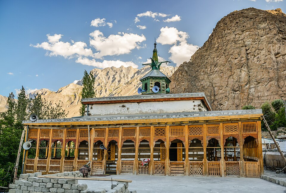 Fayl:Side view of Chaqchan Mosque.jpg