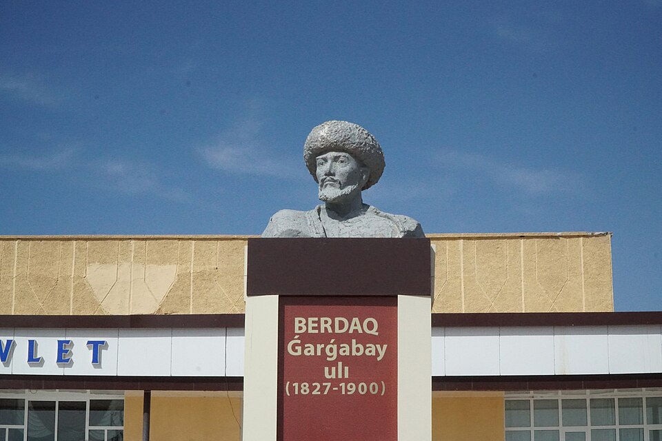 Fayl:Statue of Berdakh in Mo‘ynoq.jpg