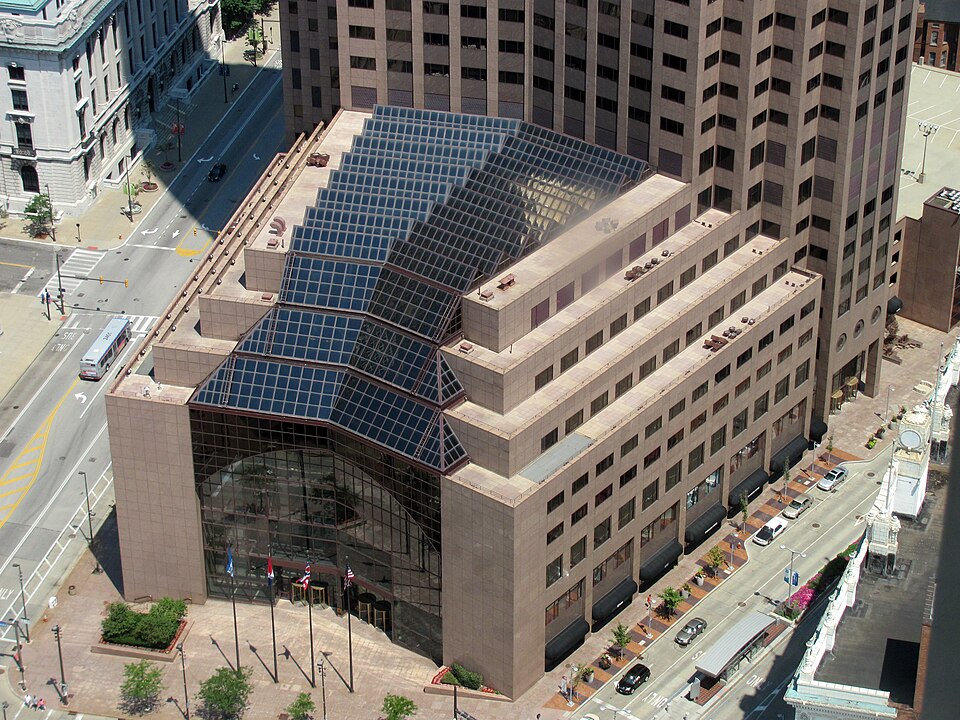 Fayl:200 Public Square atrium.jpg