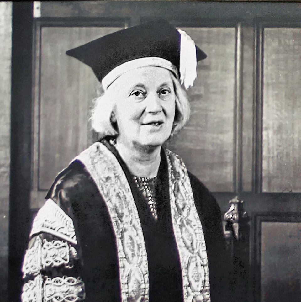 Fayl:Dorothy Hodgkin im Talar.jpg