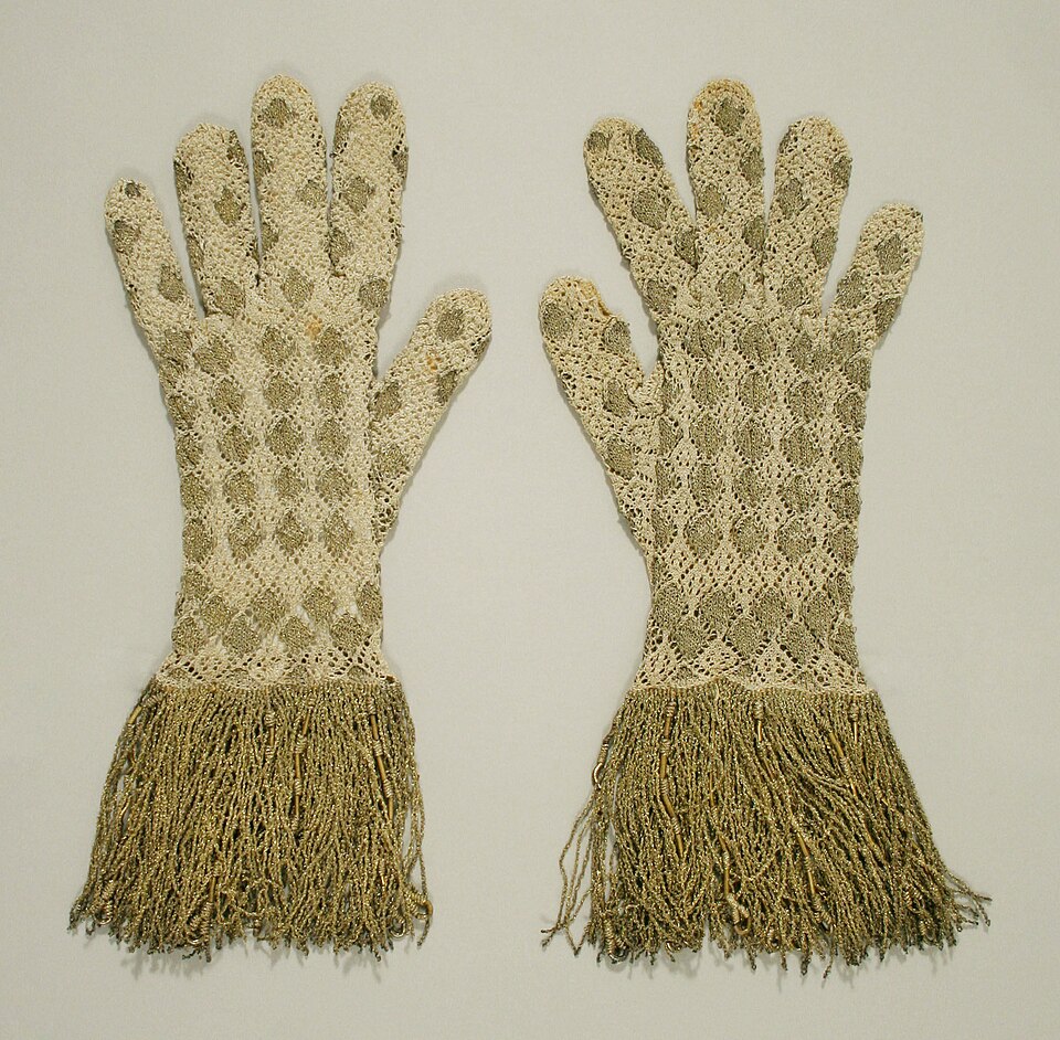 Fayl:Gloves MET C.I.42.136ab F.jpg
