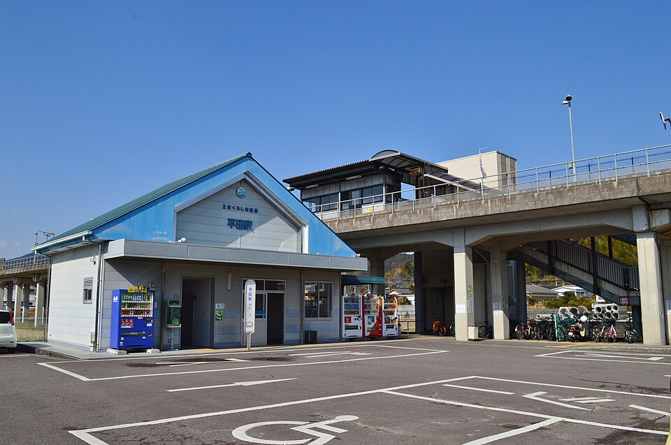 Fayl:Hirata Station (Kochi), ekisha.jpg