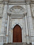 Hovliga markaziy kirish qismi, eshik ustidagi quyosh naqshlari