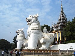 Bir juft oq sherlar[14] Mandalay tepaligiga kirishni qo'riqlash