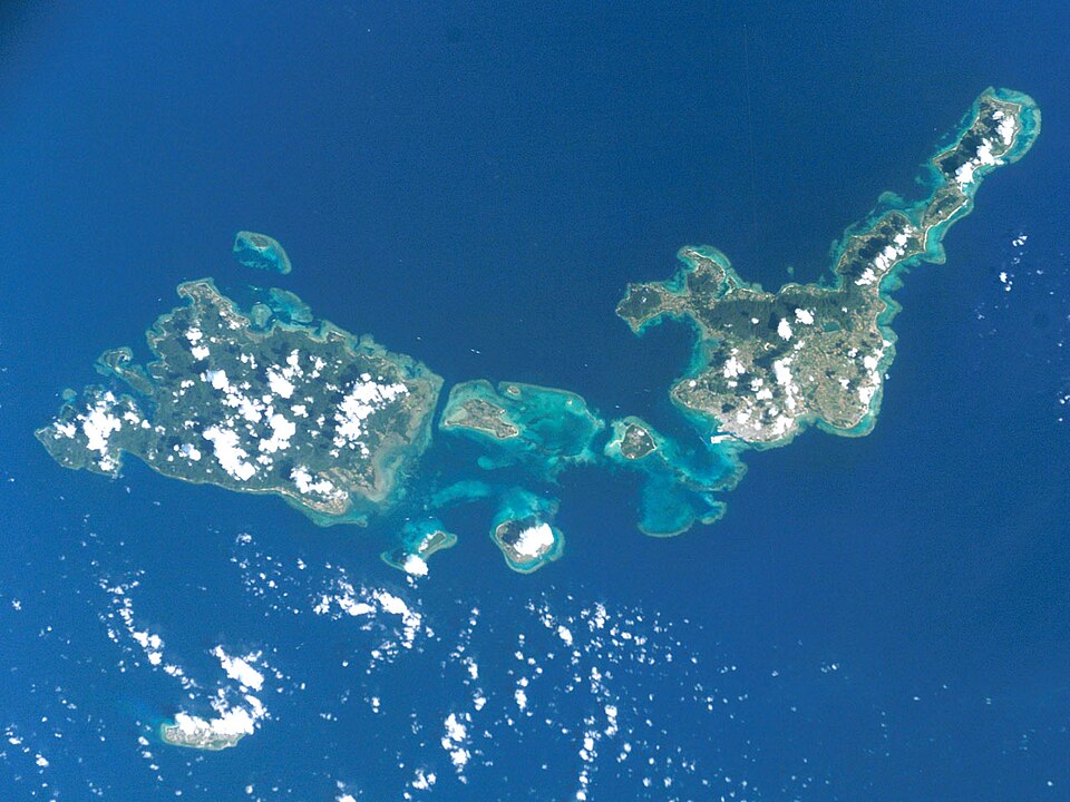 Fayl:ISS005-E-10686 Yeyama Islands.jpg