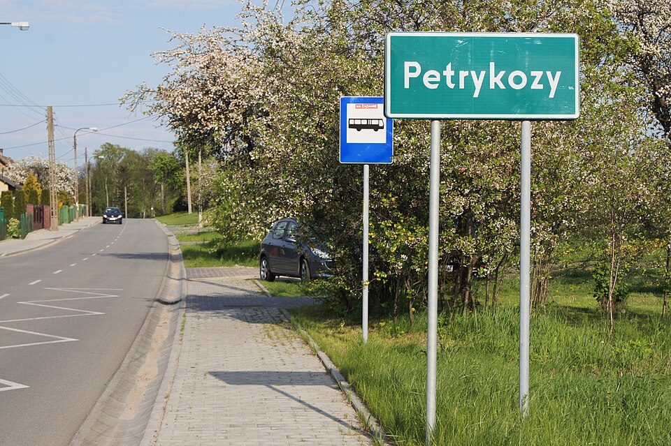 Fayl:Petrykozy-tablica wjazdowa.jpg