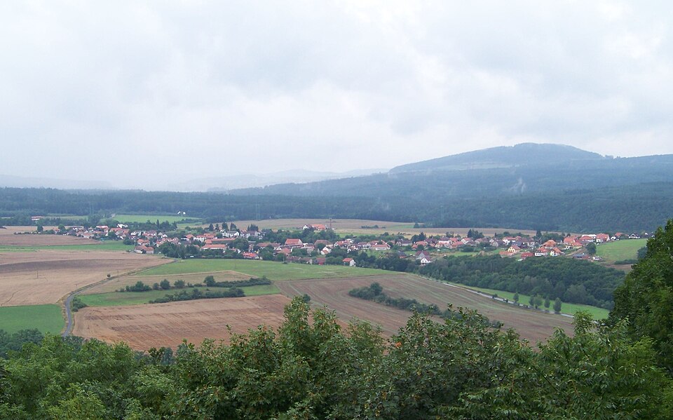 Fayl:Březová, z hradu Točník.jpg