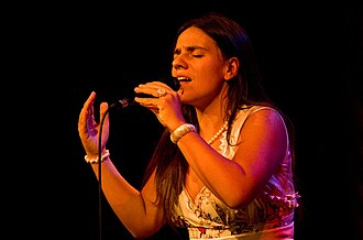 Bea Palya Budapeshtda chiqish qilmoqda (2011)