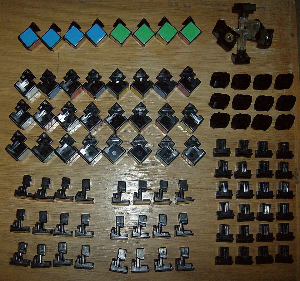 Fayl:Disassembled Eastsheen 4×4×4.jpg
