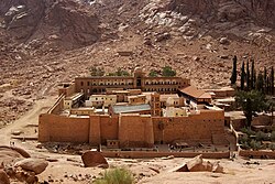 Togʻli choʻl hududidagi baland devorli monastir