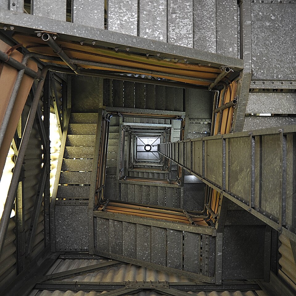 Fayl:Klausenturm Treppenhaus.jpg