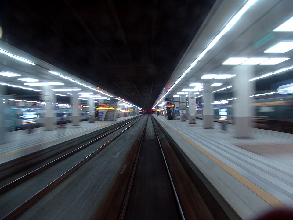 Fayl:Leaving Yongsan Station.jpg