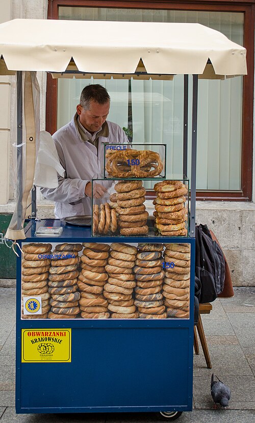 Fayl:Obwarzanki salesman in Krakow.jpg