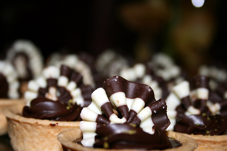 Fayl:Chocolate tarts by Tammy Green.jpg