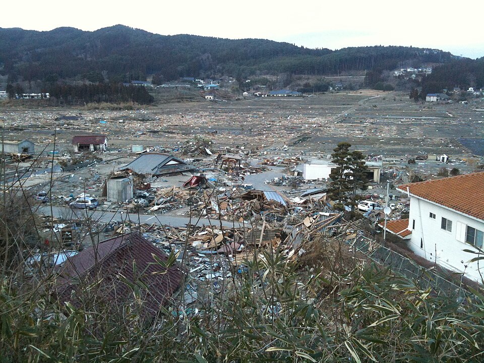 Fayl:Devastation after tsunami in Rikuzentakata.jpg